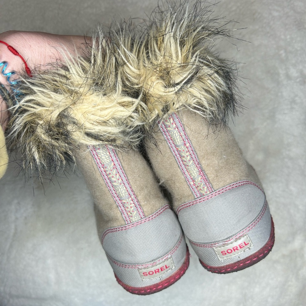 Sorel Cozy Joan Felt & Faux Fur Boots Girls 7 - Picture 7 of 9
